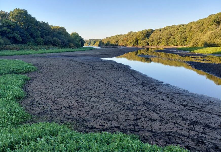 Retenue d'eau asséchée